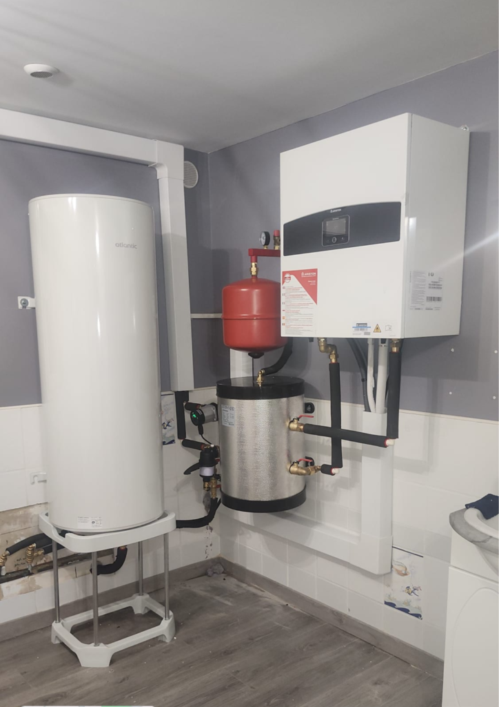 Installation intérieure de pompe à chaleur avec ballon d’eau chaude sanitaire, vase d’expansion et module hydraulique mural.